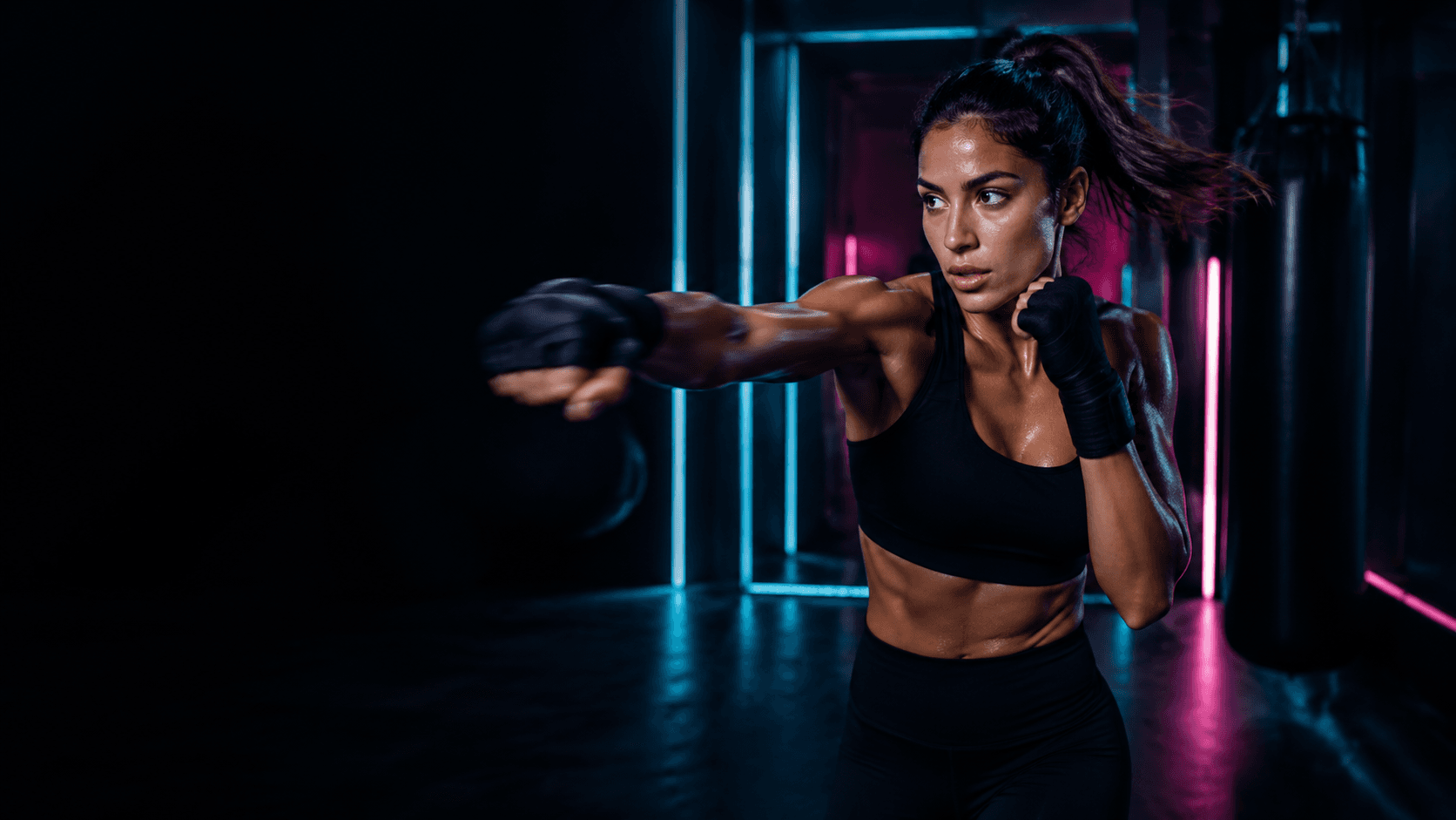 Mujer entrenando en un espacio de luz cyan y rosa